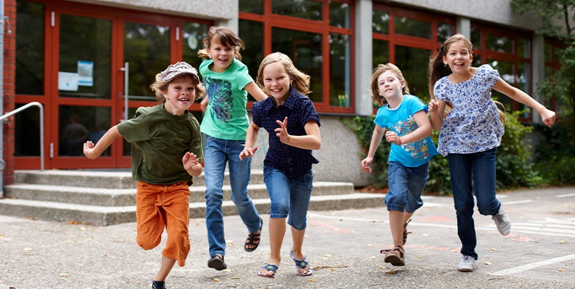 Toutes et tous dehors! – Bonnes pratiques: Autour de l'école